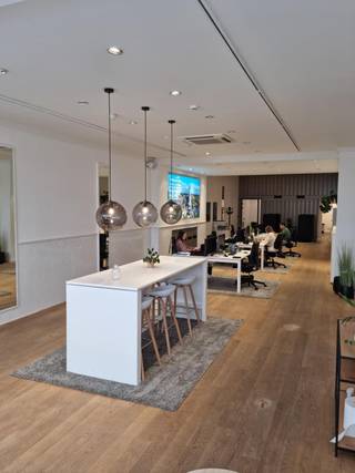 Ben je op zoek naar een commercieel aantrekkelijke locatie in het hart van Lier? Deze mooie handelsruimte van ±196 m² biedt jouw zaak alle...