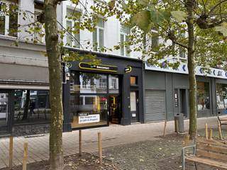 Ontdek deze praktische en centraal gelegen opslagruimte van ongeveer 85 m², ideaal voor ondernemers, zelfstandigen of handelaars die op zoek zijn naar extra stockageruimte in het centrum van Antwerpen. De ruimte bevindt zich achteraan het gebouw aan de Kasteelpleinstraat, op wandelafstand van het Zuid, het Justitiepaleis en de Meir. Perfect bereikbaar, zowel met de wagen als het openbaar vervoer.<br /><br />Troeven:<br />Oppervlakte: ± 85 m²<br />Centrale ligging in een bruisende buurt<br />Ideaal als opslag-, stockeer- of archiefruimte<br />Vlotte toegang via de Kasteelpleinstraat<br />Onmiddellijk beschikbaar<br />Permanente camerabewaking<br /><br />Let op: het voorste gedeelte van het pand (met de bankautomaten) behoort niet tot de te huren ruimte. Er zijn ook geen nutsvoorzieningen voorhanden<br /><br />Interesse?<br />Neem contact op voor meer informatie of om een bezichtiging in te plannen.