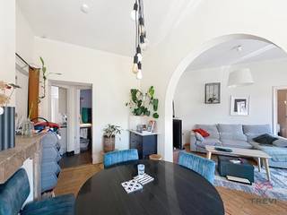 <p><strong>SAINT-GILLES: Vlak bij de Barrière de Saint-Gilles en het Parc de Forest, evenals alle voorzieningen, een appartement met 1 slaapkamer van ±60 m² op de 4e verdieping zonder lift. Het appartement bestaat uit een inkomhal, toilet, bureau van ±4 m², ingerichte keuken (oven, kookplaten, afzuigkap, koelkast en diepvriezer), balkon van ±2 m² op het oosten, eetkamer van ±13 m², woonkamer van ±30 m² en slaapkamer van ±11 m². Kosten: 80 €/maand aan servicekosten, inclusief koud water, gemeenschappelijke kosten en een verzekering tegen regresvorderingen. EPC G. geschilderd worden. Beschikbaar vanaf 01/10/2026.</strong></p>
<p></p>
<p><span>Op de 4e verdieping zonder lift:</span></p>
<p>- Hal</p>
<p>- WC</p>
<p>- Kantoor ±4 m²</p>
<p>- Ingerichte keuken (oven, kookplaten, afzuigkap, koelkast en diepvriezer)</p>
<p>- Balkon ±2 m² op het oosten</p>
<p>- Eetkamer ±13 m²</p>
<p>- Woonkamer ±30 m²</p>
<p>- Slaapkamer ±11 m²</p>
<p></p>