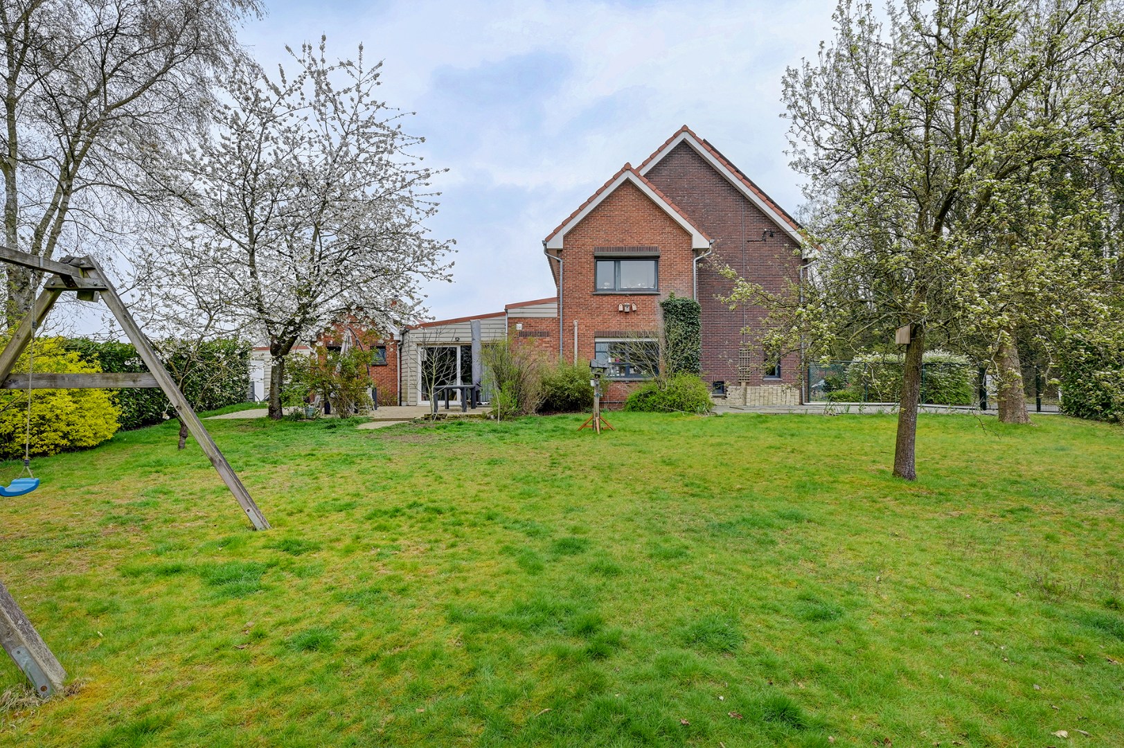 Aangenaam gezellig huis met met veel leefruimte - foto 4