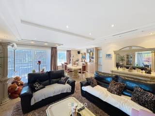 Woning met praktijkruimte + opslagruimte op strategisch uitstekende locatie in rustige straat, doch vlakbij de op- en afrit van de E403!<br /><br /><strong>INDELING:<br /><u><em>Gelijkvloers:</em></u></strong><br />Inkomhal - ruimte praktijkruimte met afzonderlijke inkomhal/2de woonkamer - 2 burelen - gastentoilet (met lavabo) - ruime opslagruimte/showroom - wasplaats - opslagruimte - werkplaats - berging - volledig verharde en omheinde parking - garage - volledig aangelegde en omheinde tuin met bijhorende tuinkamer met gemetste BBQ en bijhorende ontspanningsruime met jacuzzi, sauna en badkamer (O.a. met lavabomeubel, toilet en douche).<br /><br /><em><u><strong>Eerste verdieping:</strong></u></em><br />Hal - ruime lichtrijke living (met houtcassette) - volledig ingerichte keuken (O.a. met granieten werkblad, dubbele spoelbak, combi-oven, fornuis, dampkap, Amerikaanse koelkast en vaatwasmachine) - wasplaats (met uitgietbak en alle voorzieningen voor wasmachine en droger) - badkamer (O.a. met dubbel lavabomeubel en inloopdouche) - afzonderlijk toilet (met lavabo) - 4 slaapkamers - veranda - leuk zonneterras.<br /><br /><u><strong>Opmerkingen:</strong></u><br />- 64 Zonnepanelen aanwezig!<br />- Rolluiken aanwezig.<br />- Regenwaterput (10.000l) aanwezig!<br />- Drijfkracht aanwezig (400V)!<br />- Camerabewaking aanwezig.<br />- Perceel bouwgrond (600m2) inbegrepen!<br /><br />Zeer interessante woning voor ondernemers die wonen en werken willen combineren! Aarzel zeker niet om ons te contacteren voor een bezoek ter plaatse: 051/817.817 - info@centro.be.