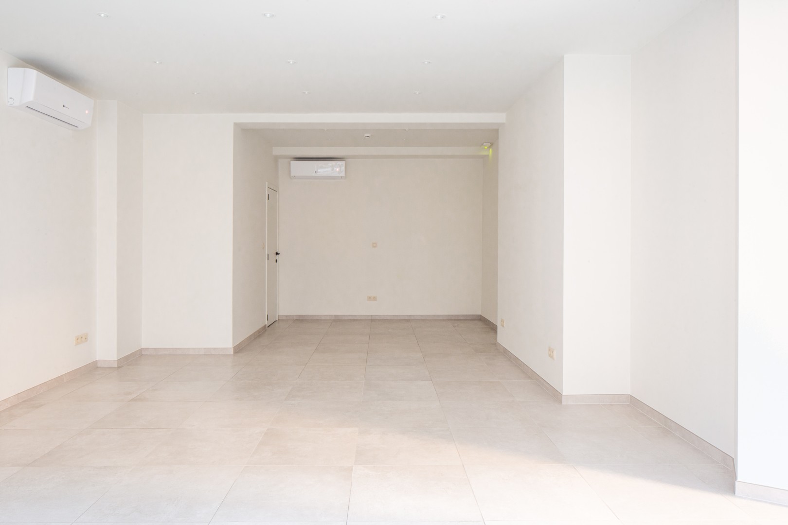 Gelijkvloerse handelsruimte op centrale ligging met uitzonderlijke visibiliteit - foto 3