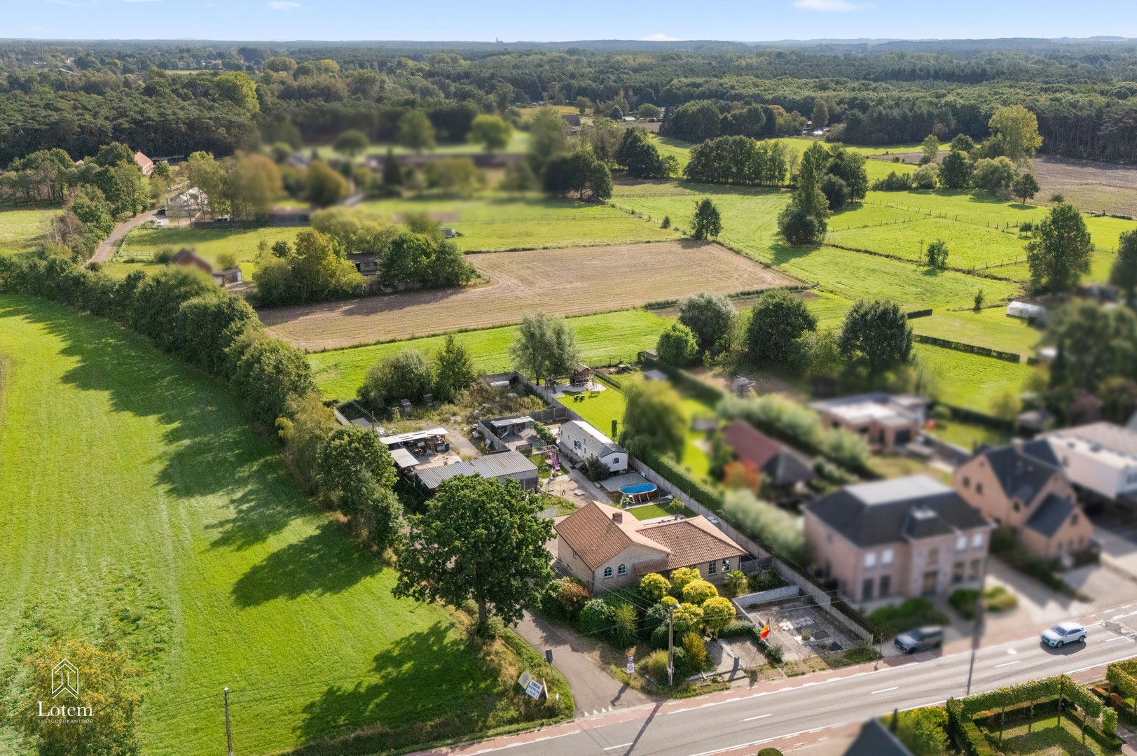 KARAKTERVOLLE SPLITLEVEL-VILLA OP 2.550 M² MET VOLLEDIG INGERICHTE TUINWONING - foto 1