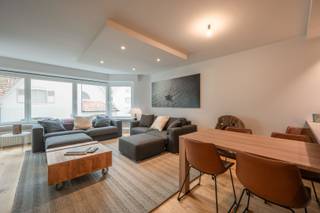 Res. Green Garden IV.<br />Uitzonderlijk breed appartement met aangenaam zicht op groen en villa's van Het Zoute, gelegen in residentie tussen Driehoeksplein en Ijzerzerpark.<br />Dit appartement omvat ruime inkomhal met vestiaire en apart toilet. Lichtrijke woonkamer met open keuken, uitgevend op terras met mooi open zicht over groen.<br />Twee volwaardige slaapkamers en aanpalende badkamer voorzien van ligbad, toilet en dubbele lavabo. De grote slaapkamer eveneens uit op een terrasje.<br />Mogelijkheid tot aankopen dubbele autostaanplaats (in lengte) in residentie vlakbij (residentie Meribel) voor € 135.000,-. <br />Ref. A728