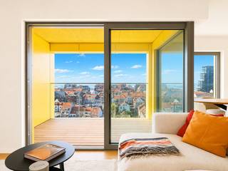In het iconisch nieuwbouwproject "Hoost" verkopen wij dit splinternieuw appartement, voorzien van 2 kamers en een groot inpandig terras.<br />Vanop de 9de verdieping hebt u een panoramisch zicht over de omgeving en ervaart u een absoluut kustgevoel. Een terras dat profiteert van de opkomende en ondergaande zon, en dit in een volledig nieuw appartement, geheel energiezuinig en conform met de laatste technieken.<br /><br />Indeling: inkomhal, een brede leefruimte met een tijdloze open keuken, een schitterende eetplaats en een zitruimte met toegang naar een mooi inpandig terras.<br />Naast de keuken nog een praktische berging/wasplaats. Verder nog 2 kamers (waarvan 1 met dressing), een apart toilet en een hedendaagse badkamer met inloopdouche.<br /><br />Verkoop onder btw-stelsel.<br /><br />Voor meer informatie of een vrijblijvend bezoek:<br />Contacteer Willem Cauwels op tel. 050/89.27.70.