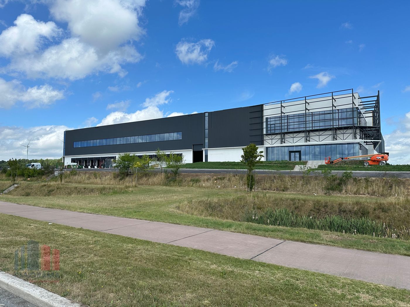 High-end logistiek bedrijfsgebouw te huur in Péruwelz - photo 1