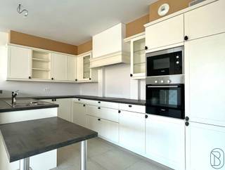 Appartement met 2 slaapkamers en parking op wandelafstand van het centrum van Ronse. Gelegen op de eerste verdieping, met een oppervlakte van 121...