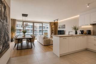<br />Ontdek dit instapklare appartement op een centrale ligging nabij Sint-Anna in Gent, op korte afstand van het centrum en alle voorzieningen. Dankzij de vlotte bereikbaarheid, praktische indeling en mooie lichtinval is dit zowel een ideale woonst voor eigen bewoning als een interessante investering.<br /><br />De lichtrijke leefruimte sluit mooi aan op de volledig geïnstalleerde open keuken, uitgerust met een combi-oven, koelkast met diepvriesvak, vitrokeramische kookplaat, vaatwasser en dubbele spoelbak. Aansluitend bevindt zich een praktische technische berging met aansluiting voor een wasmachine.<br /><br />Het appartement beschikt verder over twee volwaardige slaapkamers, een badkamer met ligbad en lavabo, en een apart gastentoilet.<br />Een absolute troef zijn de twee buitenruimtes. Aan de achterzijde geniet je van een ruim terras met uitzicht op de rustige binnentuin, terwijl het balkon aan de straatzijde zorgt voor extra buitenruimte en een aangename connectie met de omgeving. Daarnaast beschikt het appartement over een privatieve berging én is er optioneel een ondergrondse parkeerplaats beschikbaar, wat extra comfort biedt in het centrum van Gent.<br /><br />De combinatie van comfort, buitenruimte en centrale ligging maakt van dit appartement een bijzonder aantrekkelijke eigendom.