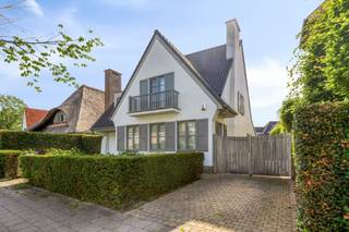 <p><span>ELSDONK: charmante villa met 4 slaapkamers en zuidtuin.</span></p><p><span>Via de charmant aangelegde voortuin betreden we deze </span><span>karaktervolle, instapklare en uitstekend verzorgde villa</span><span>. De inkomhal verwelkomt je met een gastentoilet en een mooie, open houten trap die meteen de warme sfeer van de woning benadrukt.</span></p><p><span>De ruime </span><span>woon- en leefruimte in U‑vorm</span><span> is afgewerkt met parket en voorzien van een stijlvolle sierschouw. Dankzij de grote raampartijen geniet je hier van een overvloed aan licht en een aangenaam zicht op het terras en de zuidgerichte tuin. Het aangelegde terras vormt een ideale plek om te ontspannen en geeft toegang tot de garage/bijgebouw en de oprit.</span></p><p><span>De </span><span>ingerichte keuken</span><span> is uitgerust met kwalitatieve AEG-inbouwtoestellen en biedt voldoende werk- en bergruimte, inclusief een gezellige ontbijtboog. Ook vanuit de keuken is er directe toegang tot het terras en de tuin, wat het geheel bijzonder praktisch maakt.</span></p><p><span>Op de </span><span>eerste verdieping</span><span> bevindt zich een aangenaam en licht volume met een ruime overloop die toegang geeft tot </span><span>vier riante slaapkamers</span><span>. De comfortabele, lumineuze badkamer is ingericht met een ligbad, aparte douche en een dubbele lavabo in meubel met spiegel en verlichting.</span></p><p><span>Verder beschikt de woning over een </span><span>geïsoleerde zolderruimte</span><span>, ideaal als extra berging, en een </span><span>droge, ruime kelder</span><span>.</span></p><p><span>Bijzonderheden</span><span>:</span></p><ul><li><span>Oprit voor </span><span>2 à 3 wagens</span><span> met houten poort en zeer ruime garage </span></li><li><span>Kwalitatieve gordijnen en verlichting doorheen de woning</span></li><li><span>TV‑aansluiting in alle slaapkamers</span></li><li><span>Alarm- en videofoniesysteem</span></li><li><span>Nieuwe Buderus gasketel</span></li></ul><p><span> </span></p><p><span>Beschikbaar vanaf 01/09/2026</span></p><p><span> </span></p><p><span>Deze woning is een </span><span>ideale, instapklare gezinswoning</span><span> op een uitstekende ligging, vlakbij strategische invalswegen, winkels en kwalitatieve scholen.</span></p>