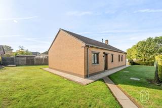 SALES DAY vrijdag 02/10! Inschrijven kan via www.immobeguin.beRustig gelegen bungalow met 2 slaapkamers, garage en ruime tuin nabij het centrum van Ronse!Deze bungalow is rustig gelegen in de gegeerde Europawijk, aan de rand van het stadscentrum van Ronse. De woning bevindt zich op een mooi perceel van 630 m² en biedt dankzij de volledig gelijkvloerse indeling een comfortabele en praktische woonomgeving.Indeling: inkomhal, woonkamer, keuken, twee slaapkamers, badkamer en een afzonderlijk toilet. Daarnaast beschikt de woning over een inpandige garage/wasplaats met automatische poort en een zolder die voor extra bergruimte zorgt.Buiten geniet je van een ruime omliggende tuin met tuinhuis. Verder is de woning uitgerust met een regenwaterput van 5.000 liter.De bungalow is op te frissen en biedt heel wat mogelijkheden om ze volledig naar eigen smaak in te richten. Dankzij de gelijkvloerse indeling, rustige ligging en nabijheid van het centrum is deze woning ideaal voor koppels, kleine gezinnen of wie op zoek is naar comfortabel gelijkvloers wonen met een mooie buitenruimte.Te koop via Immo Beguin, jouw vastgoedexpert sinds 2009.✉️ info@immobeguin.be