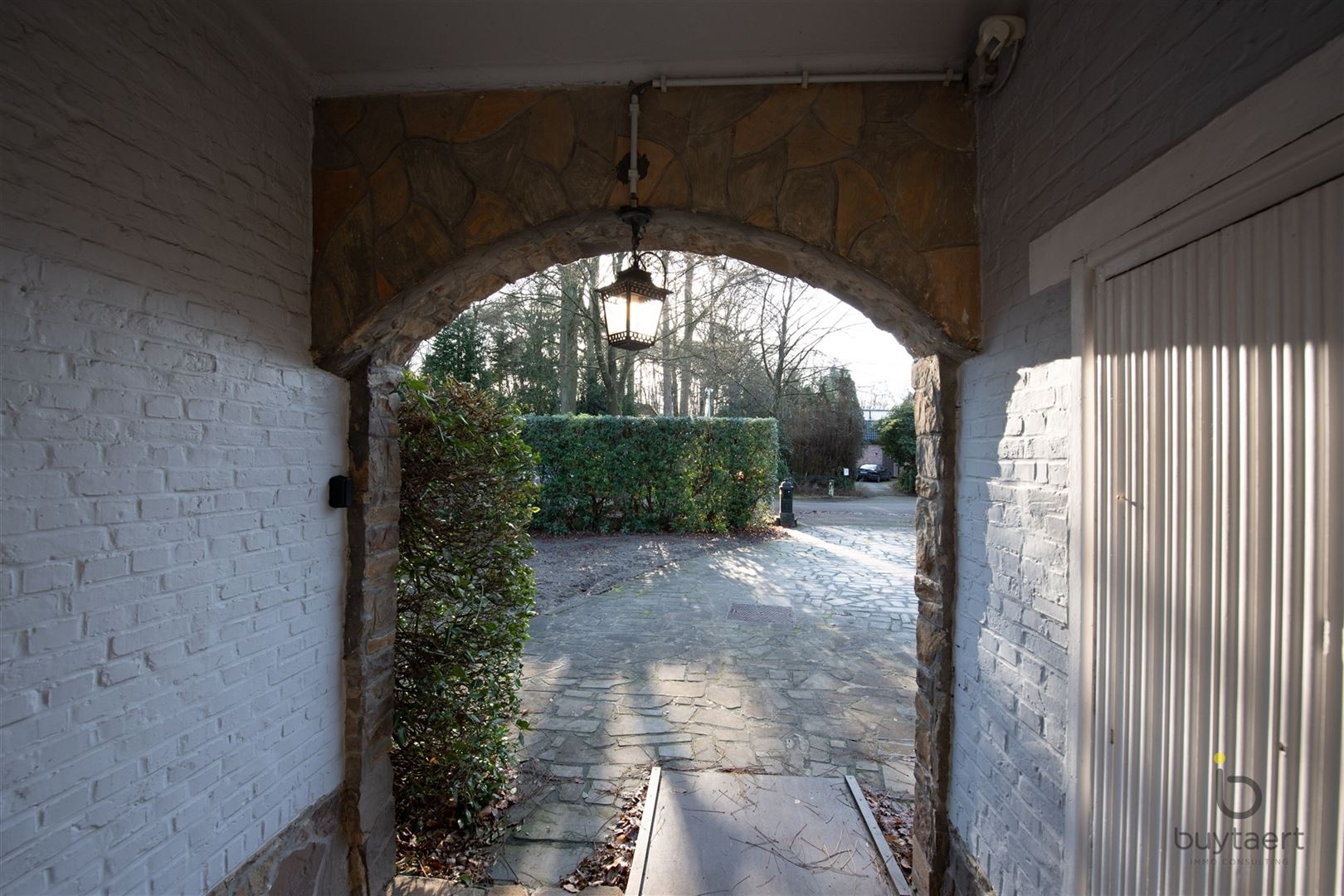 Veel renovatiepotentieel in ruime rustig gelegen familiewoning midden in het groen! - foto 5