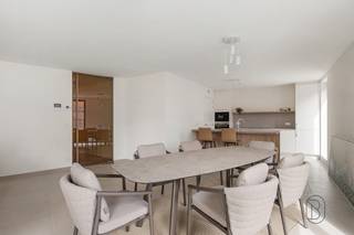 Op de hoek van de Kortrijkstraat en de Harelbeekstraat, vind je residentie Sint-Amandus: een prachtig nieuwbouwproject met 23 appartementen en 2 handelsruimtes. - Reeds 50% verkocht! - Dankzij de centrale ligging vlak bij de markt geniet je hier van alle voorzieningen binnen handbereik – van bakker en slager tot gezellige eetgelegenheden en winkels.<br /><br />De appartementen zijn ruim, licht en afgewerkt met duurzame kwaliteitsmaterialen. Grote raampartijen zorgen voor overvloedig daglicht en geven uit op een prachtige, groene binnentuin. De zonnige terrassen (tot wel 36 m²) bieden een heerlijke plek om te ontspannen met zicht op deze oase van rust.<br /><br /><br />Enkele sterke troeven:<br />- afwerking volledig naar eigen smaak en voorkeur<br />- energiezuinig en duurzaam<br />- mogelijkheid tot aankoop van een ondergrondse autostaanplaats met laadpunt<br />- winkels en faciliteiten op wandelafstand<br />- prachtige binnentuin als groene long<br /><br />✨ Bovendien kan je bij aankoop van dit appartement genieten van het verlaagde btw-tarief van 6% – een unieke kans om betaalbaar te investeren in kwalitatief wonen!<br /><br />Reserveer nu één van de laatste plaatsen:<br />📞 Guido – 0475 70 36 19