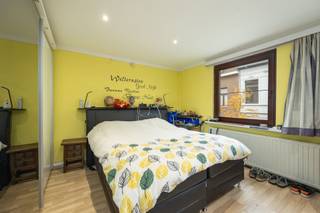 <p><span><span>In een centrale, doch rustige omgeving treffen we volgende eigendom in de Wielrijdersstraat te Hoboken. In de nabije omgeving vinden we parken, scholen, openbaar vervoer en verschillende winkels terug. Deze ruime op te frissen gezinswoning kan een pareltje worden. Grote werken zijn niet aan de orde: een gunstig EPC B, een elektrische installatie die voldoet aan de normen én een praktische indeling van de woning.</span></span></p><p><span><span> </span></span></p><p><span><strong><u>Grootste troeven:</u></strong></span></p><p><span><span>- Rustige straat</span></span></p><p><span><span>- EPC B</span></span></p><p><span><span>- Praktische indeling</span></span></p><p><span><span>- Mooie ruimtes</span></span></p><p><span><span>- Elektriciteit conform</span></span></p><p><span><span> </span></span></p><p><span><strong><u>Indeling:</u></strong></span></p><p><span><span>GLV: inkomhal (2m²), leefruimte (38m²), keuken (20m²), wasplaats (9m²), toilet (3m²), en stadstuin (20m²)</span></span></p><p><span><span>Tussenverdiep: polyvalente ruimte (14m²) en badkamer (11m²)</span></span></p><p><span><span>1ste verdieping: slpk 1 (20m²), slpk 2 (11m²)</span></span></p><p><span><span>2de verdieping: slpkr 3 (22m²) + berging (5m²)</span></span></p><p><span><span> </span></span></p><p><span><span> </span></span></p><p> </p><p><span><span> </span></span></p>