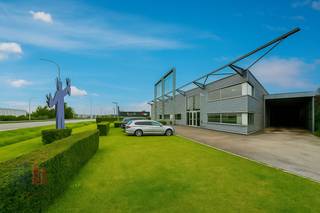 Multifunctioneel bedrijfsgebouw bestaande uit magazijn/atelier/werkplaats (1.845 m²) in combinatie met kantoren (200 m²) en een polyvalente ruimte...