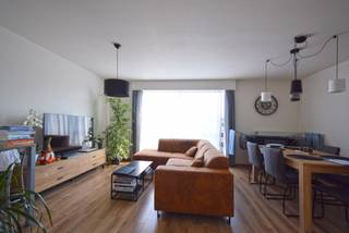 Vijfwegenstraat 164 bus 4<br />8800 Roeselare<br /><br />Dit gerenoveerde pand is ideaal voor wie op zoek is naar een instapklaar en modern appartement.<br />Bestaande uit inkomhal, gastentoilet, lichtrijke woonkamer, ingerichte keuken, badkamer met inloopdouche en twee slaapkamers.<br /><br />Troeven van dit appartement:<br />✔ Recent gerenoveerd: Alles is vernieuwd met oog voor detail en kwaliteit.<br />✔ Instapklaar: Geen verbouwingen meer nodig, gewoon verhuizen en genieten.<br />✔ Centraal gelegen: Dichtbij winkels, openbaar vervoer en scholen.<br />✔ Ideaal voor eigen bewoning of investering: Geschikt voor een brede doelgroep.<br /><br />Garagebox kan bijgekocht worden: €20.000