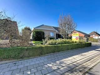GOED ONDERHOUDEN, STEVIGE, HALFOPEN WONING OP RUSTIGE LIGGING TE DIKKEBUS. ALLES BEVINDT ZICH OP HET GELIJKVLOERS EN IS INGEDEELD ALS VOLGT:RUIME...