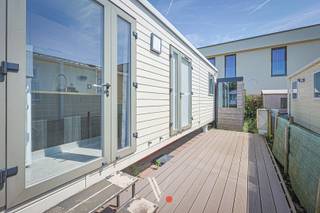 <strong>Zeer recente en verzorgde chalet op eigen grond</strong> in vakantiepark Dunepark te Oostduinkerke/Nieuwpoort. Het leuk en verzorgd park bevindt zich op 800 m van zee en biedt o.a. een openluchtzwembad, sportplein, (vis-)vijver, brasserie (zomermaanden), speelplein, ...<br /><br />De chalet/stacaravan <strong>werd in 2022 geplaatst</strong> en wordt samen met de grond verkocht. Er is ook een <strong>bijhorende staanplaats</strong> die mee verkocht wordt.<br /><br /><strong>Belangrijk: de chalet kan voor de akte (lees: deze zomer) al in gebruik genomen worden.</strong><br /><br /><strong>Indeling</strong>: ruim terras, keuken, leefruimte, 3 slaapkamers, apart toilet, badkamer en buitenberging.<br /><br />