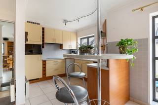 Ruim hoekappartement met een oppervlakte van 109 m² (volgens EPC) en extra natuurlijke lichtinval dankzij ramen in drie gevels. De ruime leefruimte van meer dan 45 m² sluit aan op de open, ingerichte keuken en biedt volop wooncomfort. Het appartement beschikt over drie volwaardige slaapkamers, waarvan één is ingericht als gastenkamer met eigen douche en wastafel. Vanuit de slaapkamer is er toegang tot het aangename terras van ca. 10,60 m². Voor extra comfort is er een warmtepomp aanwezig die zowel kan verwarmen (woonkamer) als koelen. Bovendien beschikt het appartement over een ruime garagebox met elektrische poort, verlichting en stopcontact.
