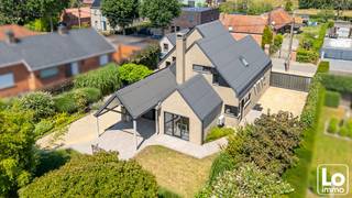 IN OPTIE!! Deze leuke woning bevat op het gelijkvloers een inkomhal met een gastentoilet, een gezellige leefruimte met ruim (overdekt) zonneterras, een geïnstalleerde keuken met aansluitend een berging en 1 slaapkamer. Op de eerste verdieping zijn er 3 slaapkamers, een badkamer met ligbad, douche, was meubel en een toilet. Er is ook nog een ruime bergzolder in de woning en boven de afzonderlijke garage. Dus ook aan bergruimte geen gebrek! De woning beschikt over alle comfort en wordt verwarmd met lucht/lucht warmtepomp (koel/warm unit). Het buitenschrijnwerk bestaat uit hout met dubbel glas. De woning is voorzien van 37 zonnepanelen en 3.000l. regenwater. De totale oppervlakte van het perceel is 788m². <br />Wil u deze instapklare woning met gezellige tuin bezoeken? Stuur een mail naar gunther@loimmo.be en wij nemen contact met u op!