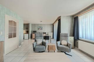 Goed onderhouden appartement met 2 slaapkamers en ruime terrassen te koop te Westende, Julien Soetaertstraat 9, op de eerste verdieping van de residentie Ter Olmen. U bevindt zich in Westende-dorp, op wandelafstand van restaurants, winkels en het strand.<br />Mogelijkheid tot aankopen van een garagebox in het gebouw!<br /><br />Indeling:<br />- inkomhal<br />- lichtrijke leefruimte (35m²) met aansluitend terras (4m²)<br />- open geïnstalleerde keuken voorzien van o.a. keramische kookplaat, frigo met diepvriesvakje, oven en dampkap<br />- slaapkamer 1 (12m²) met toegang tot het ruim terras achteraan <br />- slaapkamer 2 (14m²)<br />- apart toilet<br />- badkamer (6m²) met ligbad, lavabo met lavabomeubel en aansluiting wasmachine<br /><br />Troeven:<br />- rustig doch centrale ligging<br />- conforme keuring elektrische installatie<br />- EPC label B<br />- gemeenschappelijke fietsenberging<br />- uiterst ruim terras achteraan<br />- mogelijkheid tot aankopen van een garagebox in het gebouw!<br /><br />Interesse in dit appartement met twee ruime slaapkamers te Westende? Neem vandaag nog contact op voor een bezichtiging!<br /><br />Bestuursmaatregelen in het maatregelenregister: nee