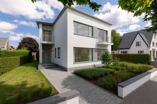 NIEUWE VOORWAARDEN STARTPRIJS: €285.000<br /><br />Deze woning bevindt zich op een uiterst centrale ligging, vlakbij het Ravenhofpark en met een vlotte verbinding naar de autosnelweg. Alle belangrijke voorzieningen bevinden zich op wandelafstand, zoals winkels, supermarkten en de wekelijkse markt van Torhout.<br /><br />Binnenin beschikt de woning over een ruime en lichtrijke woonkamer, drie volwaardige slaapkamers, een badkamer, een garage en een zonnige tuin. De veranda zorgt bovendien voor extra leefruimte en een aangename verbinding met buiten.<br /><br />Troeven van deze woning:<br />- Ruime en gezellige leefruimte met houtkachel<br />- Veranda<br />- Drie slaapkamers, waarvan één met balkon<br />- Garage en oprit met plaats voor meerdere voertuigen<br />- Zonnige tuin<br /><br />Interessant renovatiepotentieel met mogelijkheid tot persoonlijke afwerking<br /><br />Dankzij de AI-visualisaties krijgt u alvast een inspirerend beeld van hoe de woning er na renovatie kan uitzien: modern, stijlvol en comfortabel.<br /><br />Contacteer Eva via 0475 69 38 22 of Eva@vicusvastgoed.be en plan snel uw bezoek!