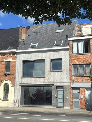 ruime handelswoning in hartje Diksmuide<br />bestaande uit een commercieel gelijkvloers en een ruime bovenliggende woning<br />uitgesplitst in 2, beide kavels elk met hun eigen tellers WGE<br /><br />omvattende :
<ul>
<li>kelderverdieping : kelder</li>
<li>gelijkvloers : centrale inkomhal, traphal, grote commerciële ruimte, toilet, ingerichte keuken, ingerichte badkamer met toilet, wasberging, grote koer/terras</li>
<li>1ste verdieping : overloop, toilet, grote en klare living, volledig ingerichte keuken, slaapkamer</li>
<li>2de verdieping : ingerichte badkamer, toilet, ruime dressing, 2 kamers, bergruimte</li>
<li>dakverdieping : grote hobbyruimte</li>
</ul>
<br />!! TOPAANBIEDING !!<br />super commercieel gelegen in het centrum langs een grote invalsweg<br />met een hele grote zichtbaarheid<br />parkeergelegenheid vlakbij op wandelafstand