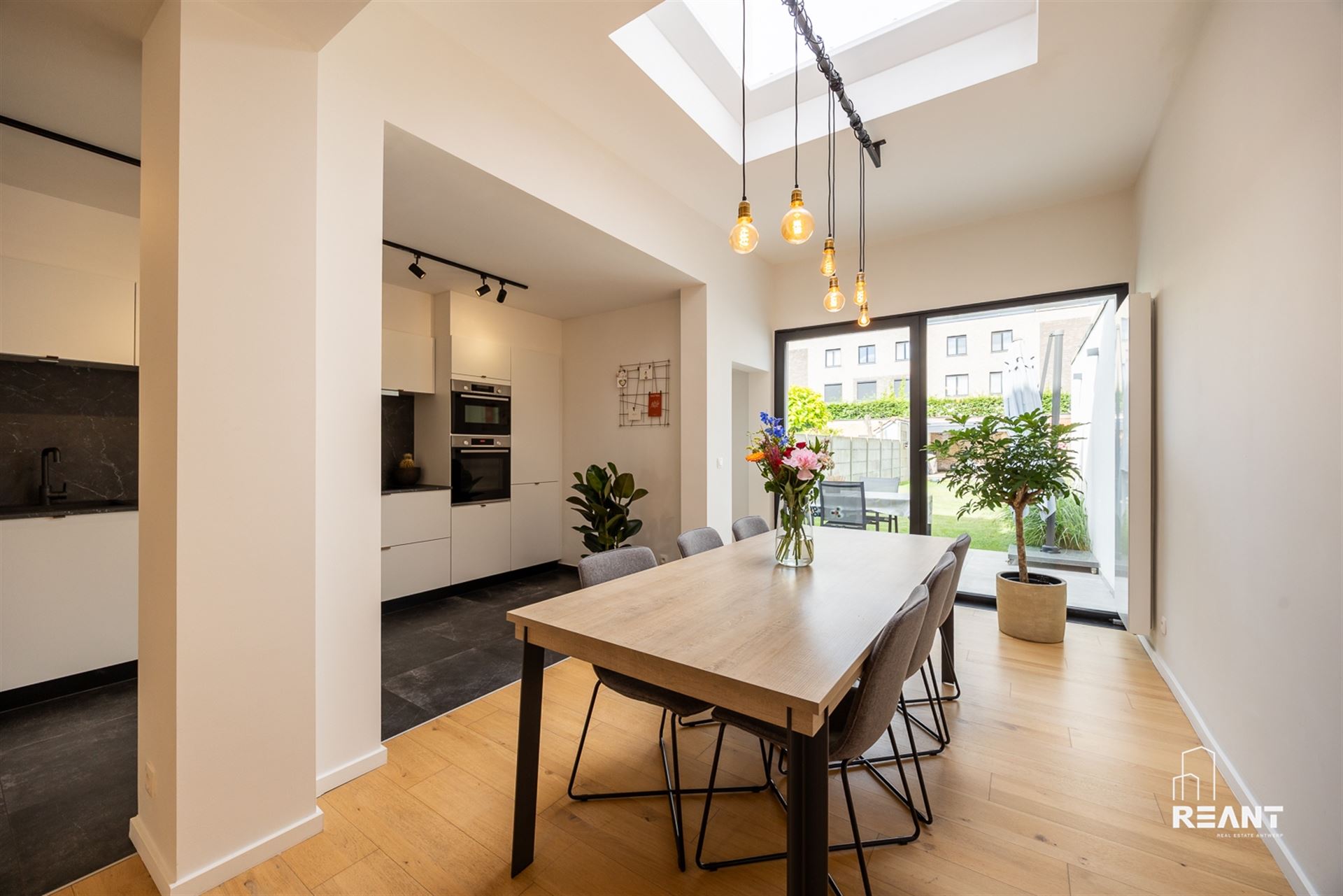 Gezinswoning met 4 Slaapkamers, Oprit en Zonnige Tuin - foto 4