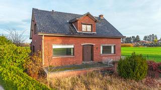 <p>Ontdek deze ruime en karaktervolle woning op een uitstekende ligging tussen Kortessem en Tongeren. Deze eigendom combineert rust, ruimte en een vlotte bereikbaarheid en vormt een ideale opportuniteit voor wie op zoek is naar een renovatieproject met potentieel.</p>
<p>De woning beschikt over een bewoonbare oppervlakte van ca. 175 m² en is gelegen op een royaal perceel van 1.021 m² met een straatbreedte van 20 meter. Dankzij deze afmetingen biedt het pand tal van mogelijkheden voor wie droomt van een ruime gezinswoning of een interessante investering.</p>
<p>Op het gelijkvloers bevinden zich een ruime inkomhal met open trap, een lichtrijke woonkamer met mooi open zicht, een aparte eetkamer, keukenruimte, bureau of extra slaapkamer, badkamer en een afzonderlijk toilet. Verder is er een inpandige garage en een extra garage in de tuin.<br />De verdieping telt twee slaapkamers en een zolderruimte. Bovendien is de woning volledig onderkelderd, ideaal voor opslag, hobbyruimte of werkplaats.</p>
<p>De volledig omheinde tuin geniet van een prachtig open zicht op de natuur. De woning wordt verkocht met kennisname van een onbewoonbaarheidsbeslissing en dient gerenoveerd te worden, maar biedt een uitstekende basis voor wie op zoek is naar een waardevol project.</p>
<p>Sterke troeven:</p>
<ul>
<li>Rustige ligging tussen Kortessem en Tongeren</li>
<li>Perceel van 1.021 m² met 20 m straatbreedte</li>
<li>Bewoonbare oppervlakte van ca. 175 m²</li>
<li>Volledig onderkelderd + twee garages</li>
<li>Mooi open zicht in groene omgeving</li>
<li>Interessant renovatie- of investeringsproject</li>
</ul>
<p>Maatregelen opgenomen in het Maatregelenregister: nee</p>
<p>Voor een bezichtiging ter plaatse of meer info, bel ons op 078/78.78.70, of kom gewoon binnen op ons kantoor, steeds welkom!</p>