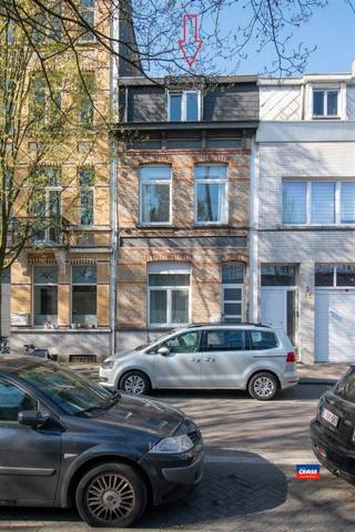 <p><span>BORGERHOUT | CHARMANTE HERENHUIS MET VIER SLAAPKAMERS EN TWEE BADKAMERS | EPC 258 |</span></p><p><span>Indeling als volgt: inkomhal met toegang tot de kelder - leefruimte -  eetkamer - gesloten volledig geïnstalleerde keuken - badkamer met bad - koer. </span></p><p><span>Tussenverdieping: traphal - badkamer.</span></p><p><span>Eerste verdieping: traphal - twee slaapkamers.</span></p><p><span>Tweede verdieping: traphal - twee slaapkamers.</span></p><p><span> </span></p><p><span>Extra troeven: </span></p><p><span>- Goeie verbinding/ dicht bij winkels en openbaar vervoer</span></p><p><span>- Authentieke woning met karaktervolle gevel</span></p><p><span>- Vier slaapkamers en twee badkamers</span></p><p><span> </span></p>