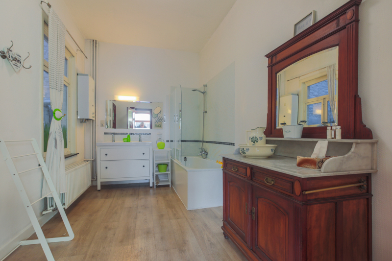 Centraal gelegen , vergunde vakantiewoning "Alice House" in Centrum Ieper met zicht op de kathedraal! - photo 4