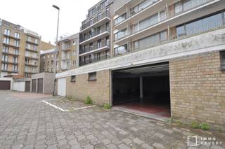 Binnenstaanplaats gelegen in residentie Le Rallye, Jozef Nellenslaan 175 te Knokke-Heist.De binnenstaanplaats is makkelijke te bereiken en bevindt...