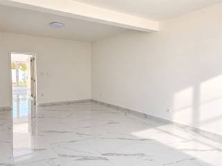 <h1><span>Op te frissen gezinswoning met 3 slaapkamers en een diepe tuin op een perceel van 425 m²</span><span><br /><br /></span><span>Bent u op zoek naar een ruime gezinswoning op een centrale ligging? Dan is deze gesloten bebouwing aan de Beliestraat 122 in Essen zeker een bezoek waard. De woning biedt maar liefst 178 m² bewoonbare oppervlakte op een perceel van 425 m² en bevindt zich op korte afstand van winkels, scholen, openbaar vervoer en andere dagelijkse voorzieningen.<br /><br />Via de inkomhal komt u terecht in de gezellige leefruimte. Aansluitend bevindt zich een riante, aparte keuken met voldoende plaats om heerlijk te koken en samen te genieten.<br /><br />Op het gelijkvloers vindt u tevens een eerste badkamer met inloopdouche en toilet. Deze is bijzonder praktisch na een dag tuinieren of wanneer de kinderen in de tuin hebben gespeeld. Daarnaast beschikt de woning over een kelder.<br /><br />Op de eerste verdieping bevinden zich twee ruime slaapkamers en een tweede badkamer, uitgerust met een inloopdouche, ligbad en toilet. Via de nachthal bereikt u met een vaste trap de volledig afgewerkte zolderverdieping, die werd ingericht als een volwaardige derde slaapkamer.<br /><br />Achteraan geniet u van een diepe tuin waar u in alle rust kunt ontspannen, tuinieren of kinderen veilig kunt laten spelen.<br /><br />Met een EPC-score C (207 kWh/m²/jaar) combineert deze woning ruimte, comfort en een gunstige energieprestatie. Kortom, een ideale gezinswoning op een uitstekende locatie in het centrum van Essen.<br /><br />Kom niet TE LAET en maak snel uw afspraak.</span></h1>