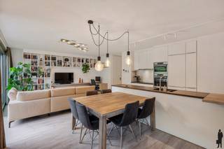 <strong>Instapklaar gelijkvloers appartement met zonnige tuin</strong><br /><br />- KIJKDAG 20/07 -<br /><br />In Residentie Delta II, op een boogscheut van het Eilandje, bevindt zich dit moderne en energiezuinige gelijkvloerse appartement. Dankzij de kwalitatieve afwerking en het doordachte ontwerp is dit een instapklare woonst waar stijl en gebruiksgemak perfect samenkomen. De lichtrijke leefruimte met open, volledig uitgeruste keuken vormt het hart van het appartement en sluit naadloos aan op de praktische berging. Verder beschikt het appartement over twee volwaardige slaapkamers en een stijlvolle badkamer met inloopdouche. De vloerverwarming zorgt doorheen de volledige woning voor een aangename en gelijkmatige warmte. Ook de hoogwaardige afwerking springt meteen in het oog, met onder meer ingemaakte kasten, binnendeuren die doorlopen tot aan het plafond en een videofoon die bijdraagt aan het dagelijkse gebruiksgemak en de veiligheid.<br /><br />De absolute troef is de riante privatieve tuin met lounge-terras, zonnewering en tuinhuis, waar u de hele dag van de zon kunt genieten. Bovendien beschikt het appartement over 2 privatieve zonnepanelen, een gemeenschappelijke fietsenstalling en een ondergrondse autostaanplaats mee aan te kopen voor € 30.000.<br /><br /><strong>Bijzonderheden:</strong><br />- EPC score A<br />- Bouwjaar 2021<br />- Vloerverwarming en 2 privatieve zonnepanelen<br />- Ondergrondse autostaanplaats mee aan te kopen voor € 30.000