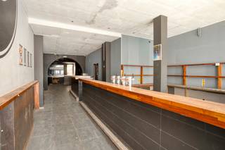 Voormalig café met horecagedeelte van ca. 195 m², kantoor- en woonfunctie en een uitzonderlijke stadstuin van ca. 120 m², gelegen op een gegeerde locatie in het centrum van Leuven.<br /><br />Op zoek naar een pand met karakter, ruimte en bijzonder veel potentieel? Dan is dit pand in de Naamsestraat 35 beslist het ontdekken waard.<br /><br />Het pand is vergund als horeca, kantoor en één zelfstandige woonentiteit en biedt een interessante combinatie van verschillende functies. Aan de straatzijde betreden we het ruime horecagedeelte van ca. 195 m². Via de naastgelegen deur is het kantoor- en woongedeelte bereikbaar, waardoor de verschillende functies praktisch van elkaar kunnen worden gescheiden.<br /><br />Horecagedeelte van ca. 195 m²<br /><br />Het horecagedeelte beschikt aan de voorzijde over een toog met aansluitende stockageruimte en kelderruimte. Achteraan bevindt zich een ruime open ruimte met sanitaire voorzieningen, bestaande uit vier toiletten en één urinoir. Van hieruit is er rechtstreeks toegang tot de uitzonderlijke stadstuin van ca. 120 m². Een bijzonder zeldzame buitenruimte op deze centrale locatie en een absolute troef voor een horecaconcept.<br /><br />Kantoor- en woonfunctie<br /><br />Via de afzonderlijke ingang naast het horecagedeelte bereiken we het kantoor- en woongedeelte, verdeeld over drie verdiepingen. Op de eerste en tweede verdieping bevinden zich momenteel vier kamers, een keuken, een badkamer en een afzonderlijk toilet.<br /><br />De derde verdieping bevindt zich onder het dak en biedt nog mogelijkheden voor verdere afwerking en optimalisatie. Mits de nodige werken kan deze verdieping verder worden ingericht met bijkomende ruimtes, een keuken en badkamer.<br /><br />Het pand dient opgefrist en verder afgewerkt te worden, maar biedt na renovatie bijzonder veel mogelijkheden. De combinatie van een ruime horecaruimte, een afzonderlijk kantoor- en woongedeelte én een uitzonderlijke stadstuin maakt dit tot een uniek pand op de Leuvense vastgoedmarkt.<br /><br />De ligging in de Naamsestraat is bijzonder gegeerd, op wandelafstand van de Grote Markt, Oude Markt, winkels, restaurants, cafés en alle dagelijkse voorzieningen.<br /><br />Een unieke opportuniteit voor ondernemers, investeerders of wie wonen, werken en ondernemen wil combineren.<br /><br />Interesse? Neem contact op met Lotte Thijs via 0474 38 63 93 of lotte@immogve.be.<br /><br /><em>Het pand is vergund als horeca, kantoor en één zelfstandige woonentiteit.</em>