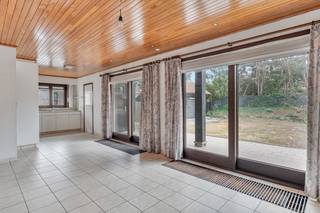 <strong>🏡 Op te frissen ééngezinswoning met 3 slaapkamers en ruime tuin in Mol-Sluis. Centrale ligging. 🌿✨</strong><br /><br />Bent u op zoek naar een woning met potentieel op een rustige en gunstige locatie?<br />Dan biedt deze woning in Mol-Sluis heel wat mogelijkheden.<br />Dankzij de praktische indeling, de ruime kamers en de aangename tuin vormt deze woning een ideale basis voor wie graag een woning verder wil opknappen en naar eigen smaak wil inrichten.<br /><br />De woning is rustig gelegen in het aangename Mol-Sluis, met een vlotte bereikbaarheid naar het centrum van Mol.<br />In de nabije omgeving vindt u winkels, scholen, horeca en andere dagelijkse voorzieningen. 🏠<br /><br />De inkomhal geeft doorgang naar alle vertrekken.<br />De gezellige woonkamer staat in verbinding met de keuken en geniet dankzij de grote raampartijen van veel natuurlijk licht.<br />Vanuit de leefruimte is er via de schuiframen toegang tot de tuin, waardoor binnen- en buitenleven mooi samenkomen.<br />De keuken sluit aan op een praktische koele berging en biedt doorgang naar de inpandige garage.<br />Achteraan de woning bevindt zich eveneens een achterdeur naar de tuin.<br /><br />Op het gelijkvloers bevindt zich alvast een slaapkamer en een badkamer.<br />Deze is uitgerust met een ligbad, badkamermeubel en toilet.<br /><br />De vaste houten trap geeft doorgang naar de 2 ruime slaapkamers op de eerste verdieping.<br /><br /><strong>🌳 Buitenruimte</strong><br />De woning beschikt over een ingesloten tuin met terras en tuinberging.<br />Ideaal om te genieten van rustige momenten, gezellig buiten te zitten of verder in te richten volgens eigen wensen.<br /><br />Dankzij de <strong>achterliggende bereikbaarheid</strong> via de Boerestraat is de tuin bovendien praktisch toegankelijk, wat extra mogelijkheden biedt voor fietsen, tuinonderhoud en het gebruik van de buitenruimte.<br /><br />Technische kenmerken 🔧<br />✔ Geen renovatieverplichting van toepassing<br />✔ Betonnen welfsels<br />✔ Dubbele beglazing<br />✔ Meranti houten ramen<br />✔ Type Vaillant verwarmingsketel<br />✔ Inpandige garage<br />✔ Praktische tuinberging voor extra opslag (vergund)<br /><br />Deze woning biedt dankzij haar stevige basis, praktische indeling en gunstige ligging een mooie kans voor wie op zoek is naar een woning die nog verder opgefrist kan worden en volledig naar eigen smaak kan worden ingericht.<br /><br />📞 Interesse? Ontdek zelf de mogelijkheden van deze woning en plan vandaag nog uw bezoek! 🏡