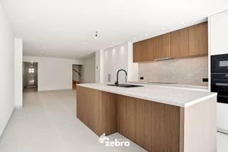 Deze instapklare, gerenoveerde woning bevindt zich op een boogscheut van het centrum van Meulebeke. De woning geniet van een uitstekende bereikbaarheid en ligt op wandel- en fietsafstand van diverse winkels, horeca, sportgelegenheid, openbaar vervoer...<br /><br />Op het gelijkvloers bevindt zich een inkomhal met gastentoilet, een badkamer met douche en dubbele wastafel (spiegel boven de wastafels wordt nog voorzien door de verkoper). Ook de aansluitingen voor wasmachine en droogkast bevinden zich in de badkamer. Verder is er op het gelijkvloers een woonkamer met aansluitend de open keuken met eiland die voorzien is van een inductiekookplaat, dampkap, spoelbak, oven, microgolf, vaatwas, koelkast en voldoende kastruimte.<br /><br />Het eerste verdiep bestaat uit een nachthal met toilet en twee ruime slaapkamers. Het tweede verdiep is te bereiken via een vaste trap en hier bevindt zich de derde slaapkamer met aansluitend nog een praktische zolderberging.<br /><br />Tot slot beschikt de woning over een gezellig terras, tuin, een uitweg naar de Kasteeldreef, airco's die koelen én verwarmen, 8 zonnepanelen met een totaal vermogen van 3.680 Wattpiek, vloerverwarming, ...<br /><br /><strong>Ook wild geworden van deze thuis?<br />Twijfel niet langer en leg vandaag nog uw bezoek vast!</strong>