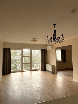 <p><span>ST DENIJS WESTREM - Mayflower desservi par Time 4 Quality </span></p><p><span>Les principaux atouts en bref :</span></p><ul><li><span>Ces appartements avec des installations hôtelières accueillent toutes les générations. </span></li><li><span>Le prestataire de services contribue à renforcer l'esprit de communauté et à promouvoir la qualité de vie pour tous</span></li><li><span>Possibilité de stockage sur le terrain et dans la cave </span></li><li><span>Plus d'informations sur les services obligatoires : <span>Time 4 Quality - Autorité de gestion d'appartements avec assistance à la vie autonome</span></span><span> </span></li></ul><p><span>Aménagement de l'appartement : </span></p><p><span> </span></p><p><span>Entrée, WC séparé, beau séjour avec cuisine ouverte équipée, grande terrasse, 1 chambre, belle salle de bain avec douche à l'italienne. </span></p><p><span> </span></p><p><span>Prix : 215 000 euros</span></p><p><span>EPC : 142 kWh/m²</span></p><p><span> </span></p><p><span> </span></p><p><span> </span></p>