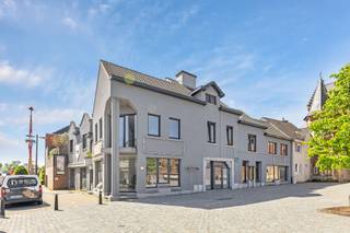 <p>Centraal gelegen op het Clement Behnplein te Ninove biedt TOPO IMMO deze projectgrond voor meergezinswoningen aan. Deze grond biedt een uitstekende uitvalsbasis voor een nieuw bouwproject in het bruisende centrum van Ninove, op wandelafstand van winkels, scholen, openbaar vervoer en het station. Ook een sportcentrum bevindt zich in de directe omgeving. <strong>De vergunning die destijds werd verleend, is van rechtswege geldig tot 09/01/2027</strong></p><p><strong>De vergunning houdt in:</strong><br />Op deze aantrekkelijke locatie kan een kwalitatief woonproject worden gerealiseerd met een gevarieerd aanbod van <strong>8 appartementen en 2 woningen</strong>.<br />Het project omvat:</p><ul><li><p><strong>2 appartementen op het gelijkvloers</strong>, elk met een privéterras</p></li><li><p><strong>3 appartementen op de eerste verdieping</strong>, elk met een privéterras</p></li><li><p><strong>3 ruime duplexappartementen op de tweede verdieping</strong>, eveneens voorzien van een privéterras</p></li><li><p><strong>1 woning</strong> met een leefruimte op het gelijkvloers en een afzonderlijke woon- en slaapverdieping</p></li><li><p><strong>1 woning</strong> met een leefruimte op het gelijkvloers en twee woon- en slaapverdiepingen</p></li></ul><p>Daarnaast beschikt het project over <strong>ondergrondse parkeergelegenheid</strong>, een <strong>fietsenberging</strong> en een aangenaam <strong>collectief binnen-gebied</strong> waar bewoners in alle rust kunnen genieten van de buitenruimte.</p><p>Dankzij de combinatie van moderne architectuur, private terrassen, ondergrondse parkeermogelijkheden en een gemeenschappelijke buitenomgeving biedt dit project een aantrekkelijke woonomgeving voor zowel gezinnen, koppels als investeerders én dit op wandelafstand van het centrum van Ninove.</p><p><strong>Interesse in deze projectgrond? Neem dan snel contact op met TOPO IMMO!</strong></p>