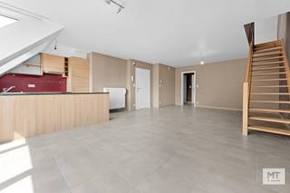 In de dorpskern van Beselare, op wandelafstand van winkels, scholen en alle dagelijkse voorzieningen, vinden we dit op te frissen duplexappartement. Het appartement bevindt zich op de tweede verdieping van de residentie en is bereikbaar via zowel de <strong>lift </strong>als de trap. Dankzij de praktische indeling is het perfect <strong>mogelijk om op één niveau te wonen</strong>, aangezien de eerste woonverdieping beschikt over een slaapkamer en een badkamer. <br /><br /><strong>Indeling van het appartement </strong>
<ul>
<li>Niveau 0: lichtrijke woon- en eetkamer met open keuken en een mooi zicht op het dorpsplein, badkamer voorzien van een ligbad en een enkelvoudig wastafelmeubel, slaapkamer en een apart toilet.</li>
<li>Niveau 1: nachthal, tweede slaapkamer en technische berging.</li>
</ul>
<br /><strong>Extra kenmerken</strong>
<ul>
<li>Garage inbegrepen in de vraagprijs, bereikbaar via het Salinasplein.</li>
<li>Centrale ligging in de dorpskern, op wandelafstand van winkels, scholen en andere voorzieningen.</li>
<li>Duplexindeling met de mogelijkheid om gelijkvloers te wonen dankzij de slaapkamer en badkamer op de eerste woonverdieping.</li>
<li>... </li>
</ul>
<br />Benieuwd naar de indeling? Check onderstaande video. <br />Link: https://youtube.com/shorts/du9aq9gh7no?feature=share<br /><br /><strong>Meer informatie of een vrijblijvend bezoek?</strong><br />Neem contact op met Eden via 0470 43 78 21 of mail naar info@minthus.be.