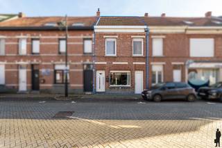 Charmante goed onderhouden woning met diepe tuin, 2 slaapkamers ( mogelijk 3) en vaste trap naar zolder.De woning heeft EPC label C en goedgekeurde...