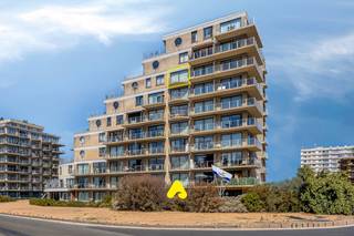 Op een <strong>unieke topligging op amper 100 meter van het strand en de Esplanade</strong> vinden we dit bijzonder aangename en instapklare, gemeubelde appartement op de <strong>7e verdieping van de residentie Calmeyn</strong>.<br /><br />Een appartement waar <strong>licht, ruimte en de nabijheid van de zee</strong> centraal staan. Dankzij de hoge ligging geniet u vanuit de leefruimte, het zonnige terras en de slaapkamers van een <strong>prachtig en vrij uitzicht over de duinen, met zicht richting zee</strong>.<br /><br />De elegante leefruimte baadt in het natuurlijke licht en beschikt over een mooie <strong>parketvloer</strong>. De ruimte sluit naadloos aan op de <strong>recent vernieuwde, open keuken</strong>, uitgerust met alle nodige toestellen. Via de leefruimte bereikt u het <strong>zongerichte terras</strong>, een heerlijke plek om in alle rust te genieten van de zon en het weidse duinenlandschap.<br /><br />Het appartement beschikt over een stijlvolle <strong>badkamer met douche en lavabomeubel</strong>, een afzonderlijk toilet en een praktische berging met aansluiting voor een wasmachine.<br /><br />De <strong>twee volwaardige slaapkamers</strong> bieden beide een aangenaam zicht richting zee en vormen een rustige en comfortabele slaapomgeving.<br /><br /><strong>OPTIE :</strong><br />Als extra troef bestaat er de mogelijkheid om een <strong>ondergrondse parkeerplaats en/of garage </strong>aan te kopen, een bijzonder praktische meerwaarde op deze gegeerde locatie.<br /><br /><strong>TROEVEN :</strong>
<ul>
	<li><span><strong>Zongericht terras</strong> met uniek en vrij uitzicht over de duinen</span></li>
	<li><span><strong>Zeezicht vanuit beide slaapkamers</strong></span></li>
	<li><span>Lichtrijke leefruimte met stijlvolle parketvloer</span></li>
	<li><span><strong>Vernieuwde open keuken</strong>, volledig uitgerust</span></li>
	<li><span>Twee ruime slaapkamers</span></li>
	<li><span>Instapklaar en volledig gemeubeld</span></li>
	<li><span>Op slechts <strong>100 meter van strand en Esplanade</strong></span></li>
	<li><span>Mogelijkheid tot aankoop van een <strong>ondergrondse parkeerplaats en/of garage</strong></span></li>
</ul>
<em>Een uitzonderlijke combinatie van comfort, licht en een bevoorrechte ligging aan zee.<br />Een ideale plek om elke dag opnieuw van het kustgevoel te genieten!</em>