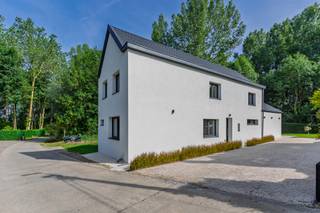 In een rustige, groene en idyllische buurt net buiten het centrum van Zottegem vindt u deze volledig gerenoveerde en energiezuinige woning, klaar...