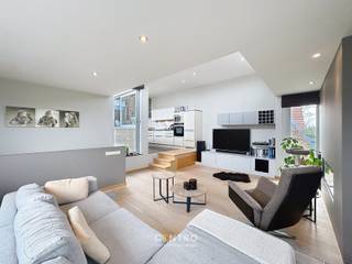 Op een zeer idyllische ligging te Oostende ligt dit deze perfect instapklare woning, met handelsruimte en ruime parking met UITZICHT over het water!<br /><br /><strong>INDELING:</strong><br /><u><strong>WONING:<br /><em>Gelijkvloers:</em></strong></u><br />Inkomhal - wasplaats (met voorzieningen voor wasmachine en droger + ruime berging) - afzonderlijk gastentoilet (met lavabo) - badkamer (O.a. met dubbel lavabomeubel en inloopdouche) - private parkeerplaats (met laadpaal) - volledig aangelegde en omheinde tuin met leuk zonneterras en overdekt terras met bijhorende bar.<br /><br /><u><em><strong>Eerste verdieping:</strong></em></u><br />Hal - LICHTRIJKE living (met gashaard) - ingerichte keuken (O.a. met gasfornuis, dampkap, ingebouwde microgolfoven, heteluchtoven, frigo, vaatwasmachine en veel inbouwkasten) - eetplaats - dakterras - 2de badkamer (O.a. met lavabomeubel en toilet) - 3 slaapkamers (waarvan 1 met dressing) - ruime overloop met bureelruimte/logeerruimte.<br /><br /><strong><u>Handelsruimte / Restaurant:</u></strong><br />Gelagzaal (Circa 26 personen) met bijhorende bar - dames- en herentoiletten - kelder - volledig ingerichte ruime keuken (Met alle nodige toestellen) - ingebouwde koelcel en ingebouwde diepvries - wasplaats - ruime berging - ZUIDgericht buitenterras (Circa 26 personen) - RUIME PRIVATE parking (Circa 10 parkeerplaatsen).<br /><br /><u><strong>Opmerkingen:</strong></u><br />- ENRERGIEZUINIG gebouw: Epc B (149 kWh/m2)!<br />- ZONNEPANELEN aanwezig!<br />- Recente woning (Bouwjaar: 2005).<br />- Ruime private Parking (Circa 10 parkeerplaatsen)!<br />- Vlotte verbinding met de E40!<br />- Airco aanwezig.<br /><br />PERFECT instapklare woning met handelsruimte, zeer INTERESSANT voor koppels die een eigen zaak wensen uit te baten! Aarzel zeker niet om ons te contacteren voor verdere info en/of een bezoek ter plaatse: 050/70.01.02 - info@centro.be.
