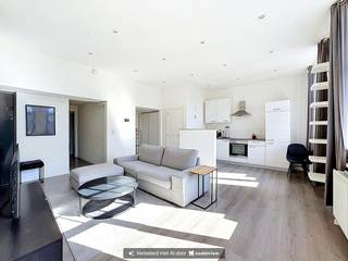 Achter een prachtige, beschermde stadsgevel op de tweede verdieping van de Molenstraat 40A bevindt zich dit karaktervolle en lichtrijke appartement. Gelegen op een absolute toplocatie in het hart van Aalst — recht tegenover Cultuurcentrum De Werf — combineert deze woning het bruisende stadsleven met verrassend veel ruimte en toekomstpotentieel.<br /><strong>Indeling en leefruimtes</strong><br />De grote raampartijen zorgen in de gehele woning voor een aangename, natuurlijke lichtinval en een open gevoel.<br />* <strong>Woonkamer:</strong> Sfeervolle leefruimte met een mooi zicht op het tegenoverliggende cultuurcentrum.<br />*<strong> Keuken: </strong>Praktisch ingerichte keuken voorzien van een gezellige zithoek.<br />* <strong>Slaapkamer:</strong> een ruime slaapkamer gekoppeld aan een aparte, veelzijdige ruimte die perfect dienst kan doen als dressing of berging.<br />*<strong> Badkamer:</strong> comfortabele badkamer ingericht met ligbad en douchemogelijkheden.<br /><br /><strong>Potentieel: zolderverdieping van 40 m²</strong><br />Een van de grootste troeven van dit appartement is de vaste trap naar de zolderverdieping van maar liefst 40 m². Deze ruimte is momenteel niet afgewerkt, wat u de unieke kans biedt om het woonoppervlak aanzienlijk uit te breiden met extra slaapkamers, een master suite of een ruim thuiskantoor, atelier of hobbyruimte.<br /><br /><strong>Troeven</strong><br />Het appartement voldoet aan de hedendaagse normen, wat zorgt voor een zorgeloze intrek of investering:<br />✅Energetisch: goed geïsoleerd met een gunstige EPC-score van 208 kWh/m². Verwarming via centrale verwarming op aardgas met radiatoren.<br />✅Renovaties: het dak is vernieuwd in 2017, de ramen zijn vernieuwd in 2016 (voorzien van HR-glas).<br />✅Elektriciteit conform en asbestvrij.<br /><br />Gelegen op de 2de verdieping in de Molenstraat biedt dit appartement alles wat u van centraal wonen mag verwachten: winkels, gezellige horeca, openbaar vervoer en culturele voorzieningen bevinden zich net als het trein- en busstation op wandelafstand.<br /><br /><strong>Wilt u wonen op een bruisende locatie met een zee aan mogelijkheden? Neem vandaag nog contact op!</strong><br />Maak snel jouw afspraak via immo@vastgoed-ff.be, bel <strong>Gunther op 0476/60 67 96 </strong>of bel tijdens de kantooruren naar <u><strong>053/21.21.21</strong></u><br /><br /><strong>Weet:</strong> De vermelde prijs is een richtprijs/startprijs. Deze methode geeft jou, als potentiële koper, de kans om op een transparante manier te bieden. Na ontvangst van deze biedingen zal de verkoper beslissen of hij/zij de eigendom verkoopt aan het hoogste bod, de richtprijs is aldus niet bindend voor de verkoper.<br /><br /><br />