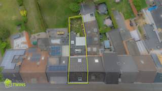 <p>Instapklare woning met 4 slaapkamers &amp; tuin te Hamme</p><p>Deze ruime en instapklare woning ligt vlakbij het centrum van Hamme. Met een bewoonbare oppervlakte van maar liefst 175 m² biedt deze woning de perfecte combinatie van comfort en ruimte voor het hele gezin.</p><p>Kelder: <br />Praktische, droge opbergkelder</p><p>Gelijkvloers:<br />Via de inkomhal komt u in de lichtrijke leefruimte welke in verbinding staat met de praktische keuken.<br />Achterliggend is er een badkamer, een bergruimte en de tuin. <br />De zuid-gerichte tuin is een fijne, rustige plek om te ontspannen.</p><p>Eerste verdieping:<br />2 ruime en volwaardige slaapkamers, licht en comfortabel.</p><p>Tweede verdieping:<br />Nog eens 2 ruime slaapkamers, ideaal als extra slaap- of hobbykamers.</p><p>Extra troeven:<br />– Instapklaar<br />– 4 ruime slaapkamers verdeeld over 2 verdiepingen<br />– Asbestveilige woning<br />– Elektriciteit conform gekeurd tot 2039 <br />- Energiezuinige woning - EPC Label B</p><p>Benieuwd? Maak vandaag nog uw afspraak voor een bezoek!<br />052 55 55 55 – 0479/36.88.14<br />maxime@immotwins.be – info@immotwins.be</p>