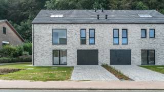 Immo3000 stelt u met trots deze splinternieuwe halfopen bebouwing voor, gelegen in het rustige en groene Holsbeek, vlakbij alle nodige faciliteiten en met een vlotte verbinding naar omliggende steden en de oprit van de autostrade. Dit moderne huis, gebouwd in 2026, combineert strak design met een zeer functionele indeling, ideaal voor gezinnen die op zoek zijn naar ruimte en comfort.<br /><br />De woning wordt volledig schilderklaar opgeleverd, inclusief buitenaanleg.<br />Om het scherpe E-peil (-20) te bekomen wordt er gewerkt met X3 beglazing, zonnepanelen, ventilatie systeem D, warmtepomp lucht-water, etc etc.<br /><br />Op het gelijkvloers kom je binnen in de ruime inkomhal met gastentoilet en doorgang naar de inpandige garage. Achteraan dit verdiep vinden we de grote, zonovergoten, leefruimte met volledig ingerichte open keuken (Schrijnwerk Studio), living en eetkamer. Naast de keuken is nog een super praktische bijkeuken ingericht. <br />Vanuit de leefruimte geniet je van een aangenaam uitzicht op de tuin achteraan.<br />Op het eerste verdiep vindt u een badkamer met dubbel lavabo en combinatie douche en bad. Ook aanwezig op dit verdiep zijn drie ruime slaapkamers en een volledig uitgeruste douchekamer.<br />De 2e verdieping is vandaag voorzien voor inrichting van een home office, een 4e slaapkamer en een (technische) berging / zolder.<br /><br />Met een bewoonbare oppervlakte van maar liefst 270 m² op een perceel van 699m², inclusief twee parkeerplaatsen, biedt deze woning in Holsbeek (grens Kessel-Lo) alles wat u nodig heeft om uw woondroom waar te maken. Benieuwd hoe deze woning perfect aansluit bij uw woonwensen? Neem vandaag nog contact op en plan uw bezoek!<br /><br />"VERKOOP IN EIGEN BEHEER"