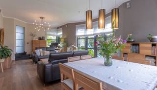 Instapklare villa met garage, drie slaapkamers voorzien van alle comfort.Praktisch gelegen in de nabijheid van invalswegen, winkelmogelijkheden en...