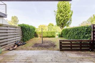 Dit gelijkvloers appartement met garage is gelegen in een rustige, grote en groene gesloten residentie, enkel bezoekers en bewoners kunnen op...