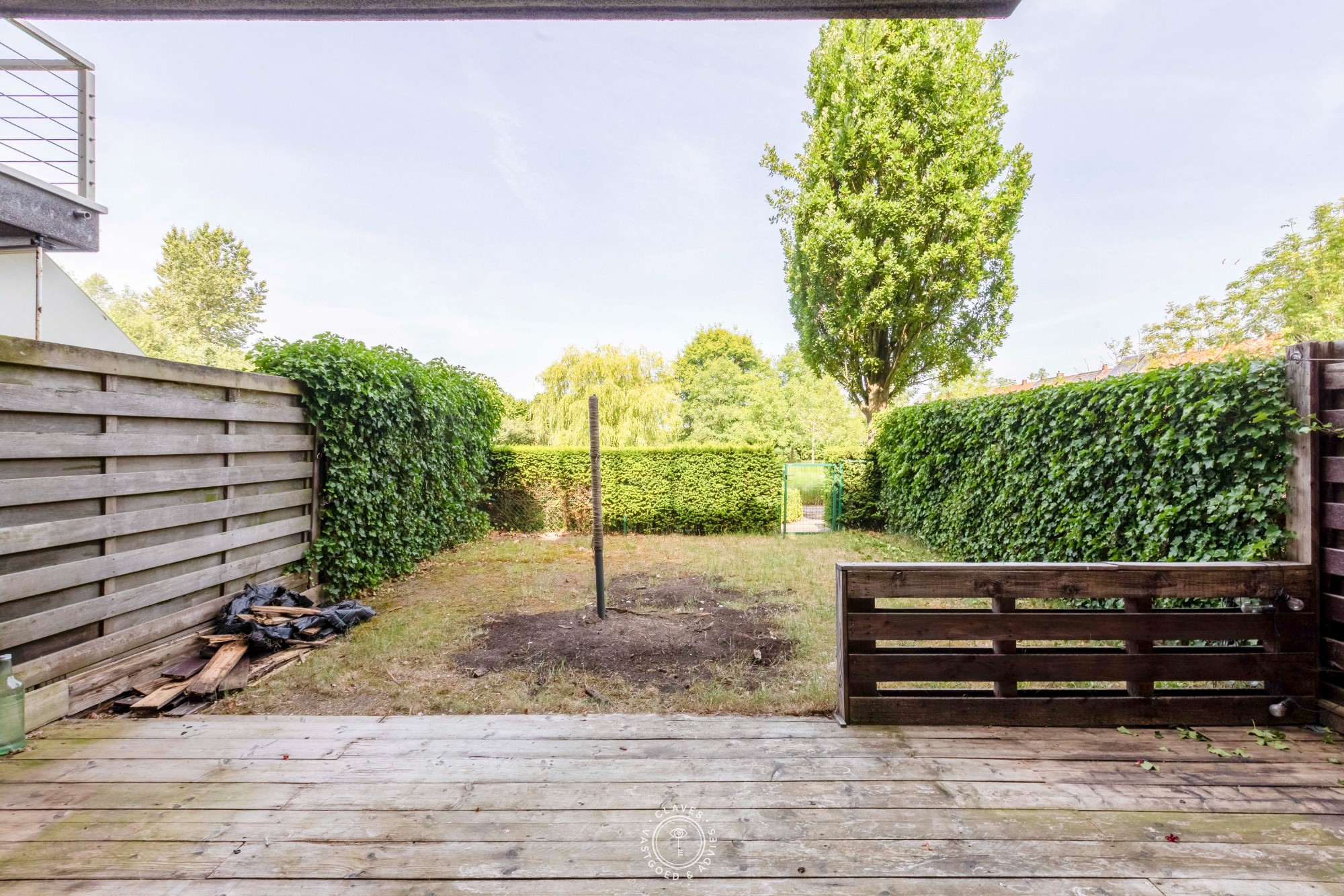 Gelijkvloers appartement met ruim terras en tuintje op een gesloten en groene residentie. - foto 3
