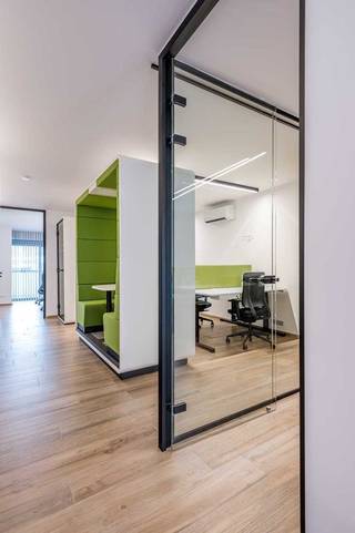 Hypermoderne en stijlvolle kantoorruimtes in centrum Geel voor diverse doeleinden. <br /><br />De kantoren zijn reeds sfeervol ingericht, voorzien van de nieuwste technieken en beschikbaar in verschillende oppervlaktes.<br /><br />Ze zijn 24/7 volautomatisch toegankelijk en het gebouw voorziet eveneens in een ondergrondse parkeerruimte met o.a. oplaadpunten voor elektrisch wagens.<br /><br />Vergaderruimtes, sanitaire voorzieningen met douchemogelijkheden, foodbar, tuin, ... Het zijn maar enkele opportuniteiten waar u gebruik kan van maken.<br /><br />Unieke werkgelegenheden beschikbaar vanaf € 750/maand (inclusief verwarming, elektriciteit, internet,...).<br /><br />Deze comfortabele werkplek iets voor uw bedrijf?  Contacteer ons kantoor voor meer info of een bezoek ter plaatse via 0471/605.314 of mail info@immo-b.be!